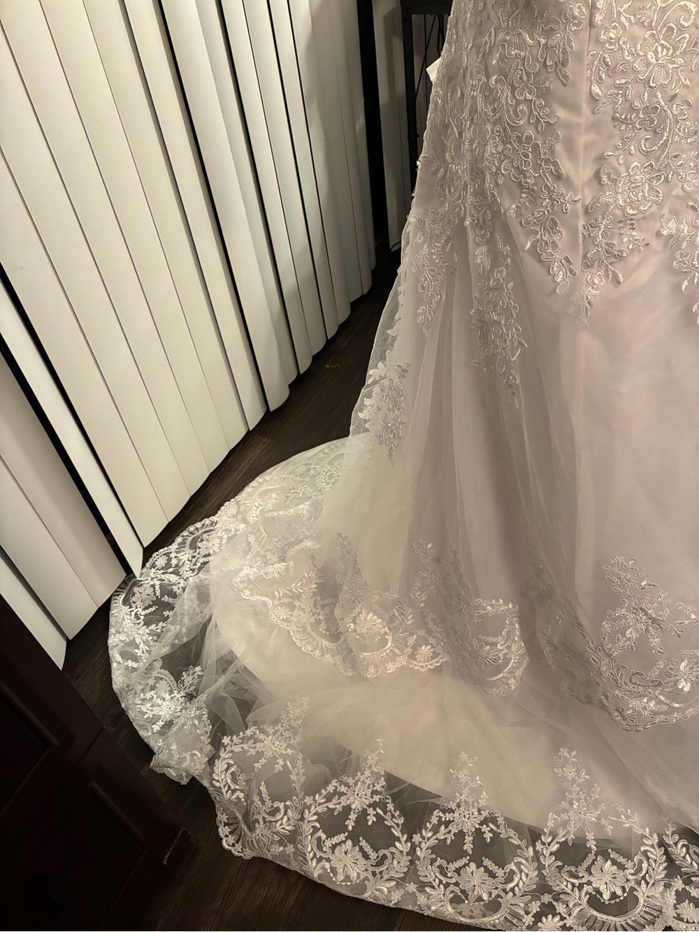Elegant White Lace A-line Bridal Gown size M (6-8) Scalloped Neck 3/4 sleeves - Picture 4 of 16
